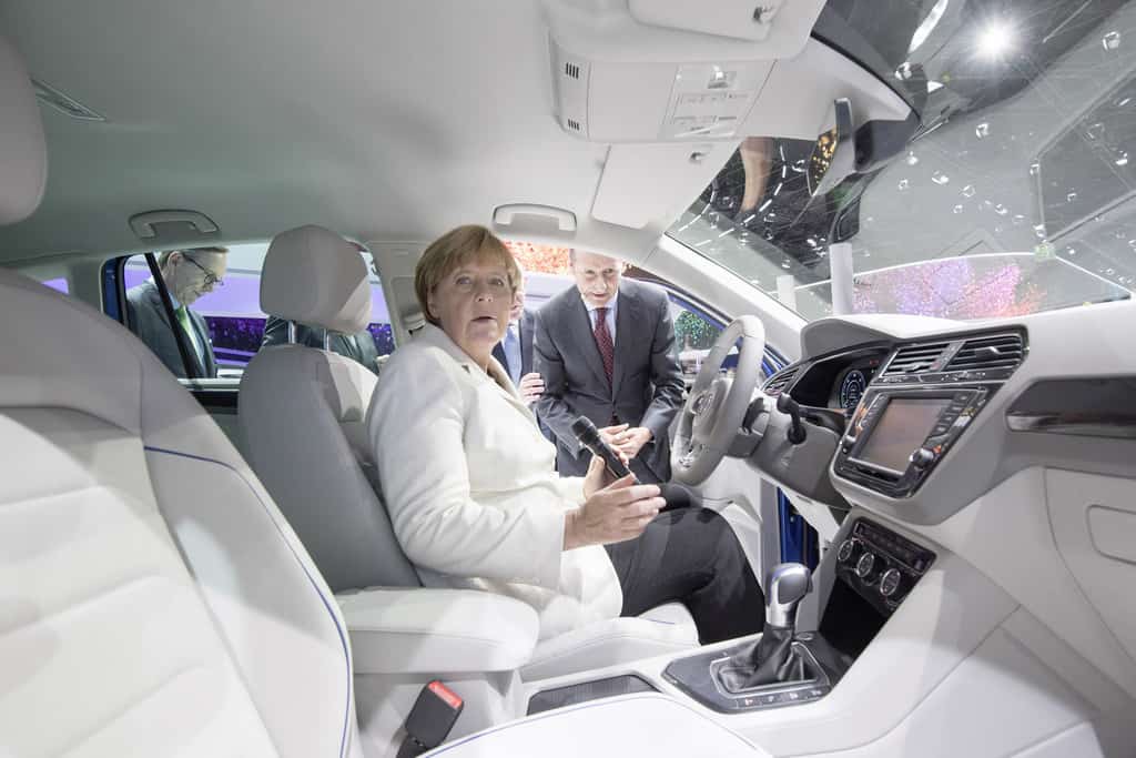 IAA 2015: Pkw-Markenvorstand Dr. Herbert Diess erläutert Bundeskanzlerin Angela Merkel die Technik des Volkswagen Tiguan GTE