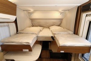 Hymermobil B-DL Innenraum: ausziehbares Bett