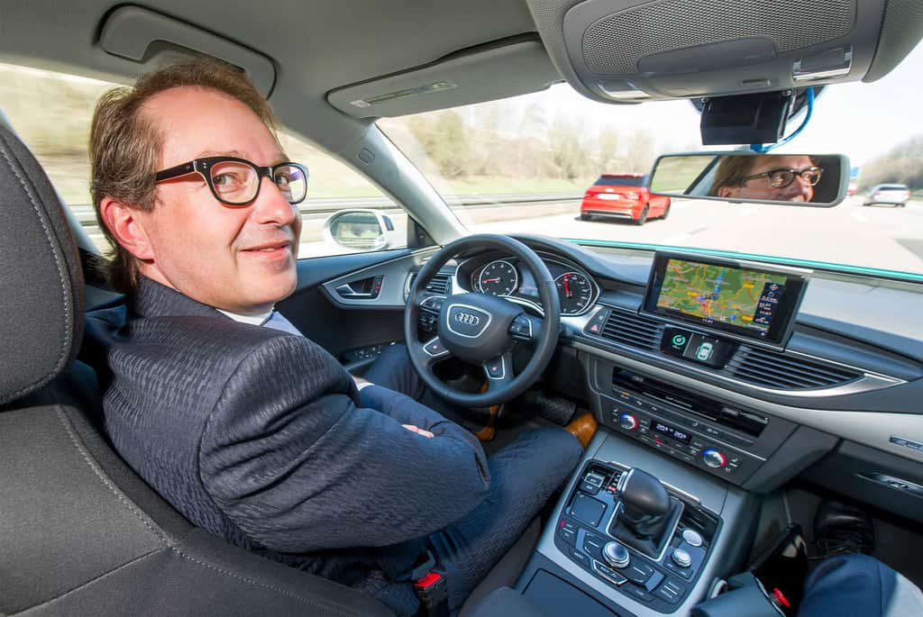Alexander Dobrindt, Bundesminister für Verkehr und digitale Infrastruktur, überlässt die Führung einem Audi