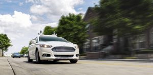 Autonom fahrender Versuchsträger Ford Fusion Hybrid auf den Straßen von Dearborn in den USA