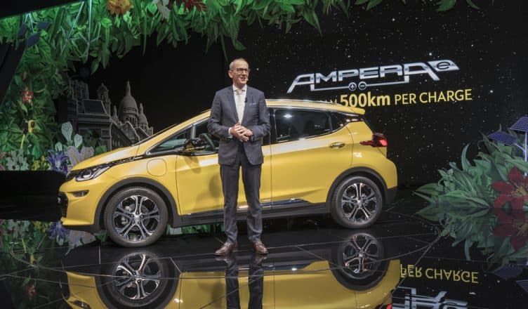 Opel-Vorstandschef Dr. Karl-Thomas Neumann präsentiert in Paris den Ampera-e.