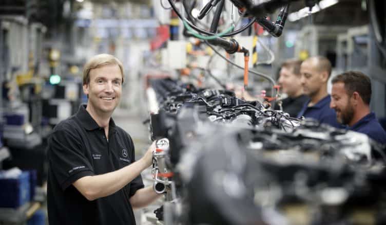 Dr. Andreas Schenkel in der Motorenproduktion von Mercedes-Benz
