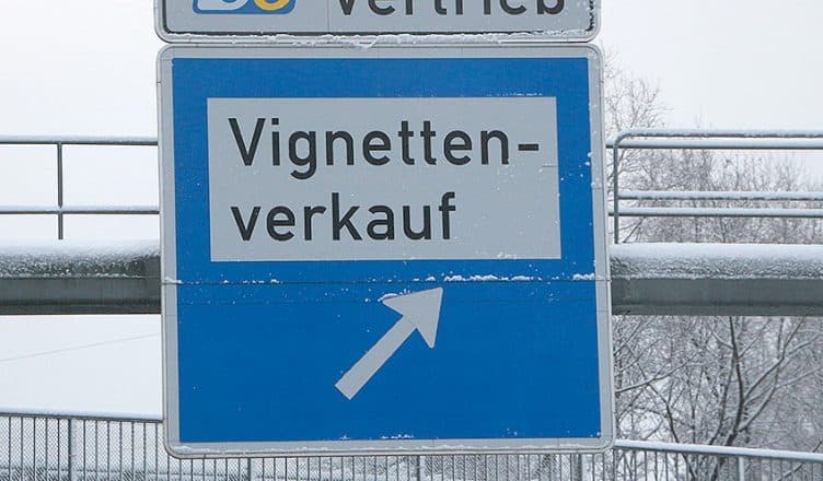 Spätestens kurz vor der österreichischen Grenze müssen Urlauber an die Vignette denken