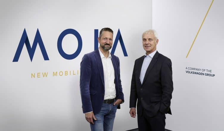 Matthias Müller, Vorstandsvorsitzender des Volkswagen Konzerns (rechts) und Ole Harms, CEO von MOIA (links) präsentieren MOIA.