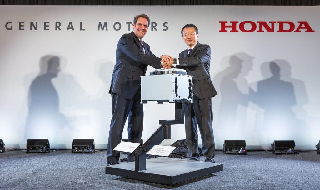 Mark Reuss (l.), General Motors Executive Vice President Global Product Development, und Toshiaki Mikoshiba, Honda CEO North American Region and President Honda North America, geben die Gründung eines Joint Ventures zum Bau von Brennstoffzellen-Systemen bekannt
