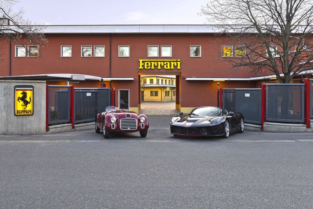 70 Jahre Ferrari: Ferrari 125 S und LaFerrari Aperta vor dem Tor der alten Fabrik in Maranello