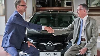 Opel-Chef Michael Lohscheller (l.) und PSA-Vorstandsvorsitzender Carlos Tavares besiegeln die Übernahme.