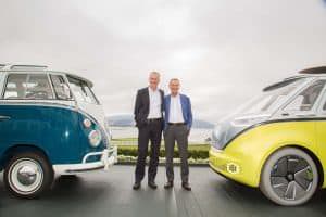 Die Vorstandsvorsitzenden Dr. Eckhard Scholz (l.) und Dr. Herbrt Diess gaben die Entscheidung für einen elektrischen VW Bulli bekannt