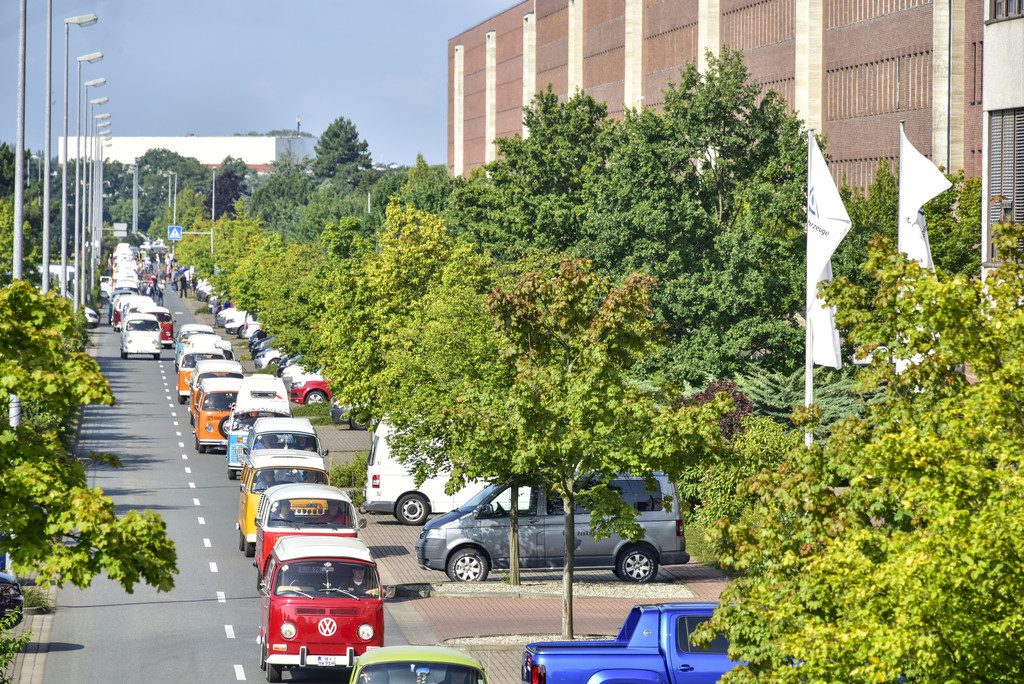 Bulli-Parade zum 50. Geburtstag des VW T2 am Nutzfahrzeug-Werk in Hannover