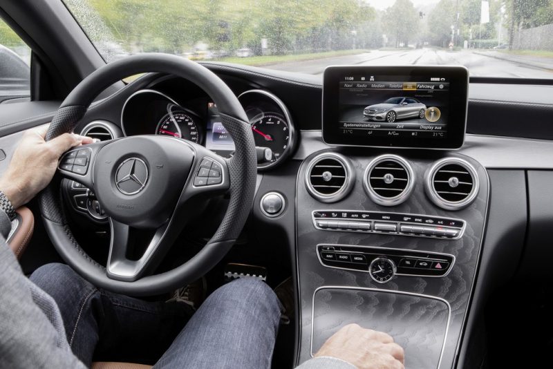 Mit dem Dienst „Bürofunktion im Auto“ können Mercedes-Fahrer im Auto bestimmte Office-Funktionen nutzen und auf Daten zugreifen.