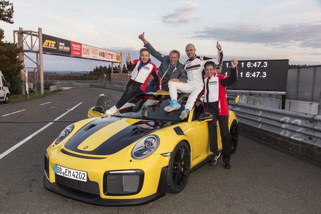 Feiern den Rundenrekord des Porsche 911 GT2 RS (von links): Eugen Oberkamm (Leiter Motorsport – Gesamtfahrzeugentwicklung), Andreas Preuninger (Gesamtprojektleiter GT-Straßenfahrzeuge), Testfahrer Lars Kern und Dr. Frank-Steffen Walliser.