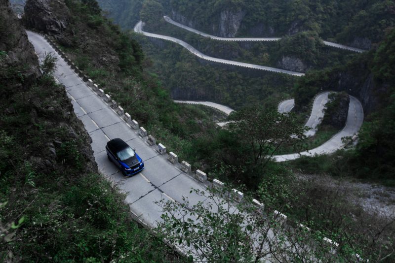 Range Rover Sport SVR bei seiner Rekordfahrt auf der Tianmen Road in China