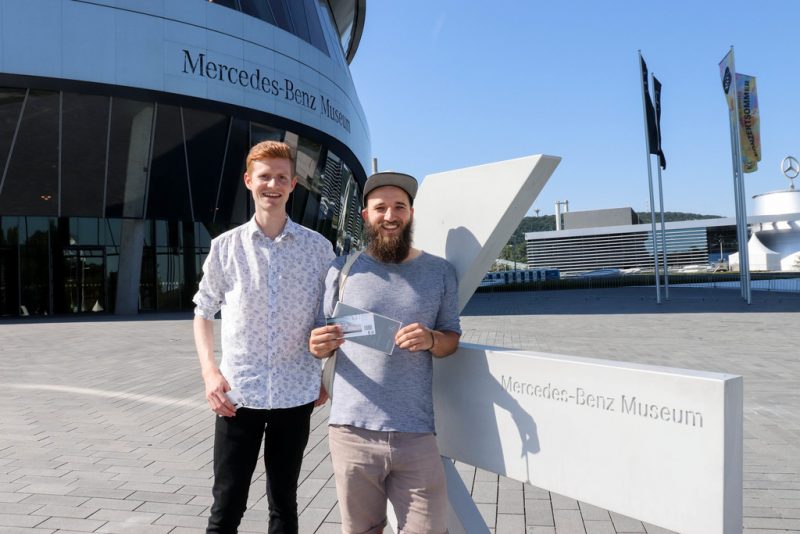 Clemens Bergmann (rechts) war am 2. Juli 2019 der zehnmillionste Besucher des Mercedes-Benz-Museums in Stuttgart. Er kam in Begleitung seines Bekannten Jamie Morgan-Ward aus Neuseeland.